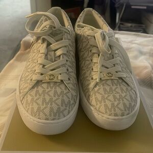 Michael Kors size 6.5 sneaker